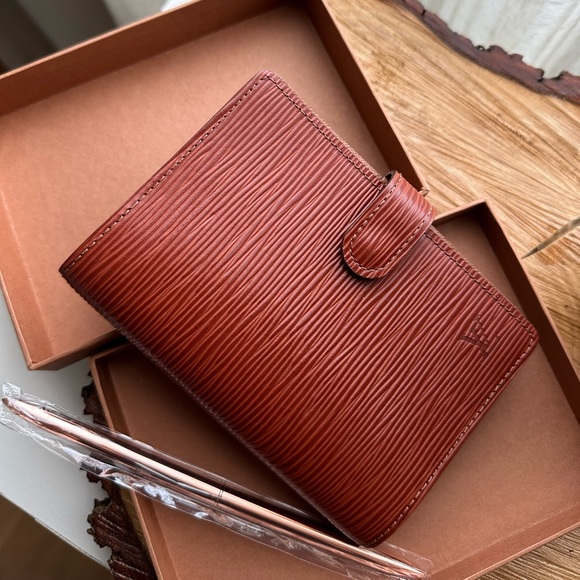 Louis Vuitton Agenda - Picture 1 of 10